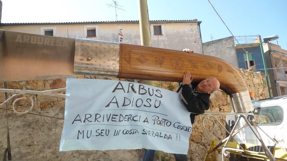 L'artigiano Paolo Pusceddu con s'arresoja di 4,85 metri