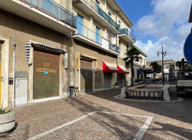 Continua l’agonia del commercio: Rosignano Solvay, vie deserte e saracinesche giù 