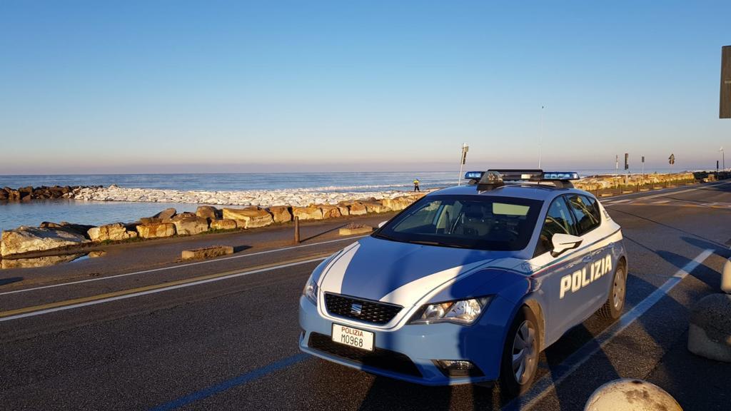 Poliziotto prende un pugno in faccia per strada e perde conoscenza