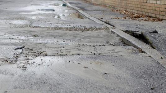 Si rompe ancora la tubatura, allagata via Ippogrifo