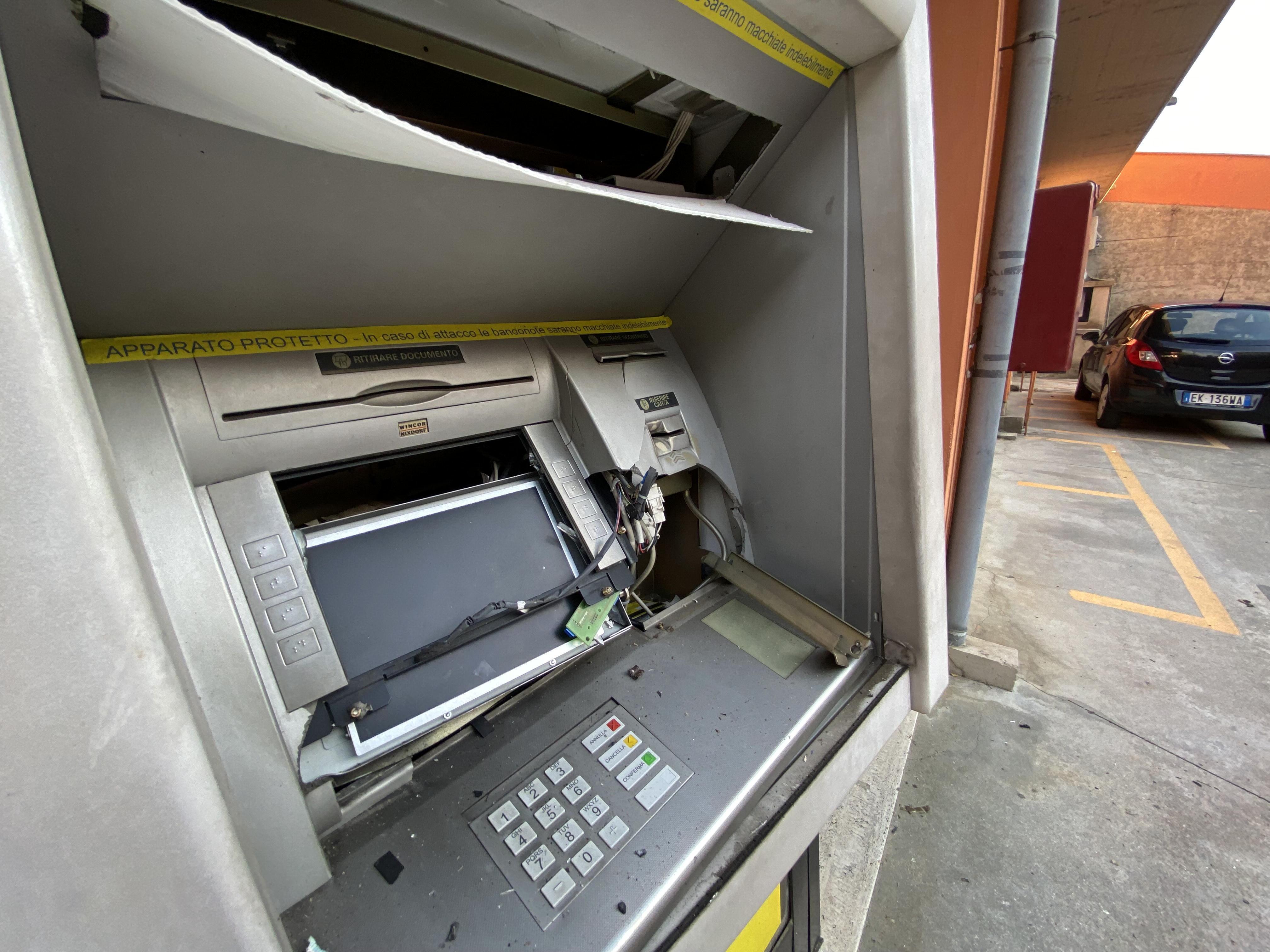 Il bancomat fatto saltare a Santa Maria a Monte (foto Franco Silvi)