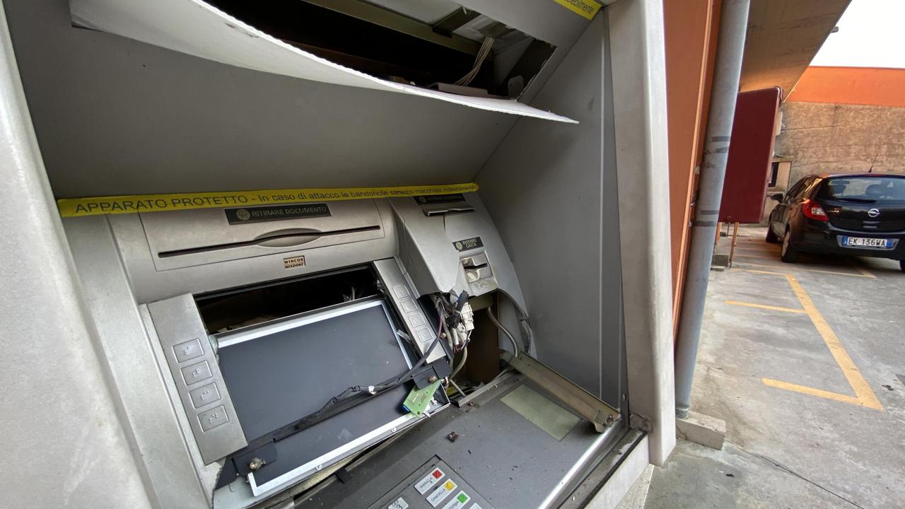 Il bancomat fatto saltare a Santa Maria a Monte (foto Franco Silvi)