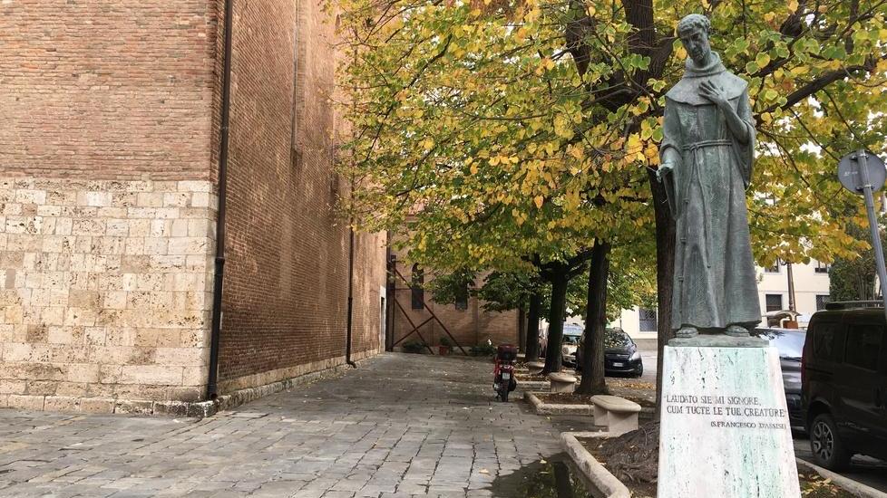 Grosseto, notte di follia: estintori svuotati tra le auto e petardi lanciati dalle finestre per allontanare i vandali