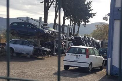 Le auto portate a rottamare nel centro demolizioni di Gavorrano