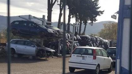 Le auto portate a rottamare nel centro demolizioni di Gavorrano