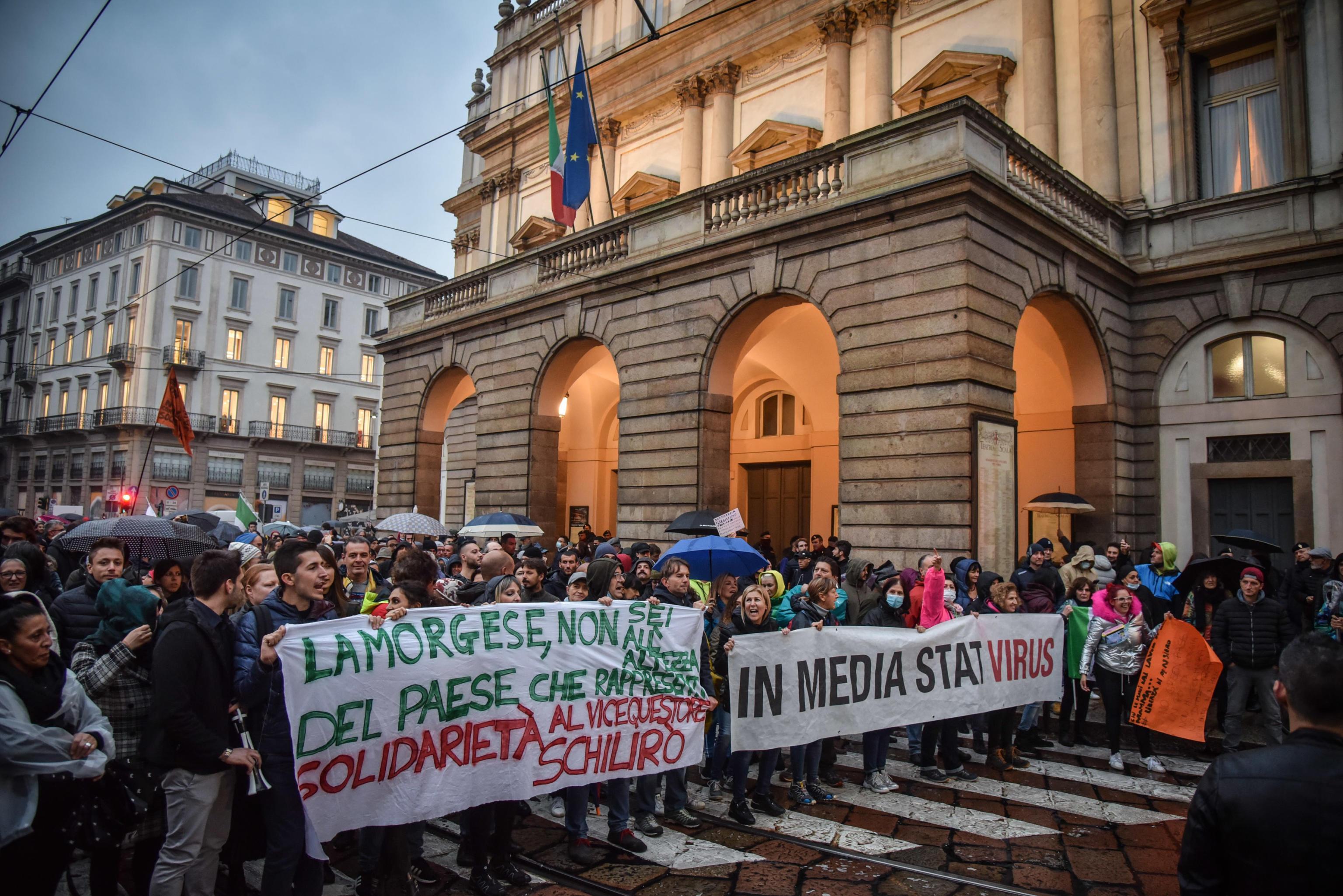 Una manifestazione no vax e no green pass a Milano