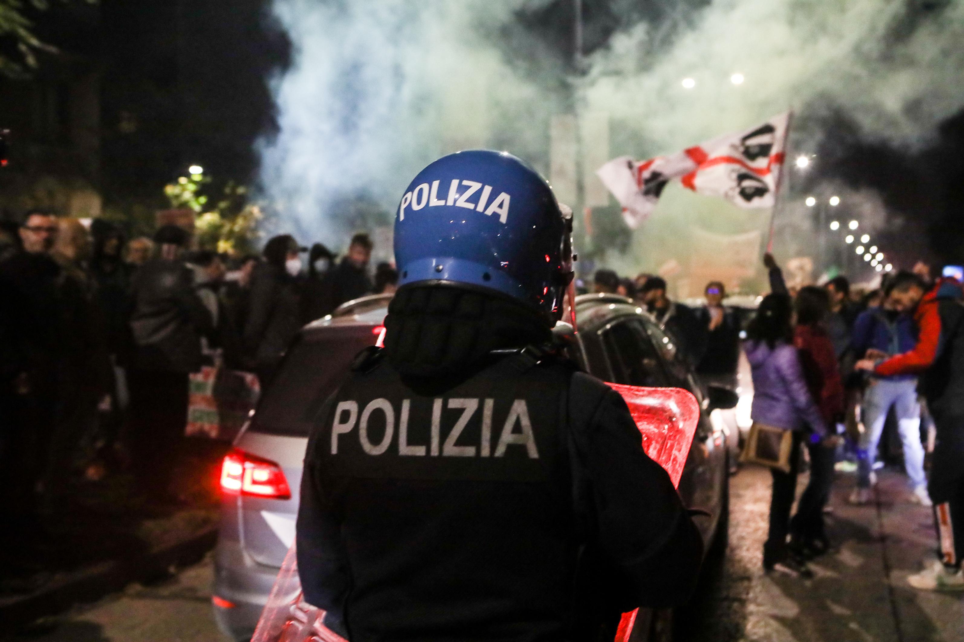 Scatta una raffica di denunce per i cortei a Milano e Trieste