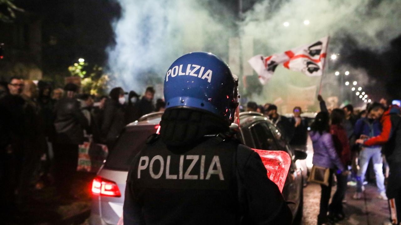 Scatta una raffica di denunce per i cortei a Milano e Trieste