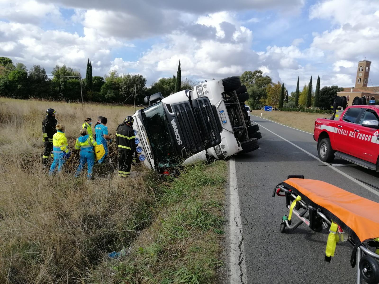 Il camion ribaltato in fossetta