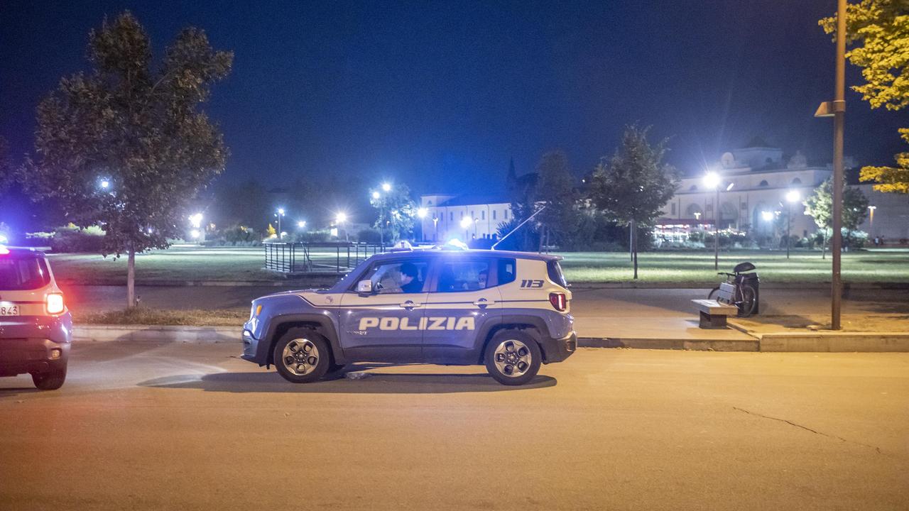 Tredicenne ubriaca violentata nel parco