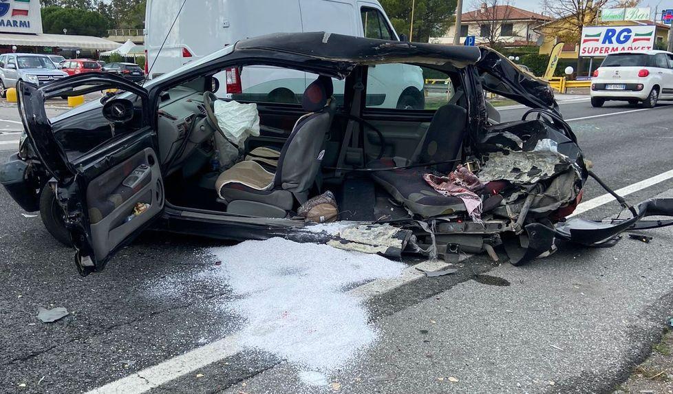 Scontro tra auto e furgone a Forte dei Marmi: grave una donna di 70 anni 