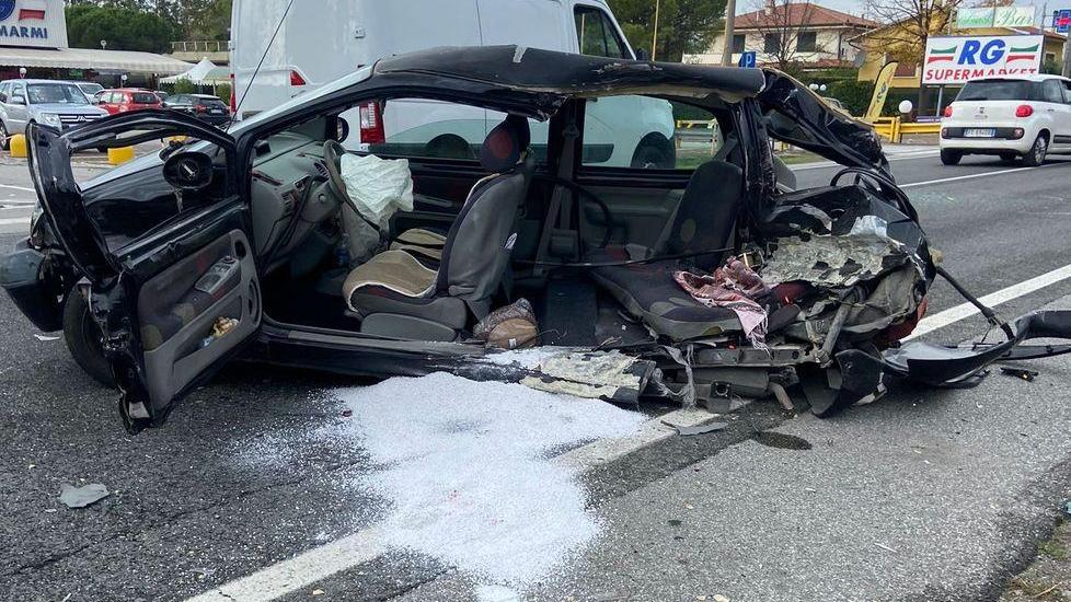 Scontro tra auto e furgone a Forte dei Marmi: grave una donna di 70 anni