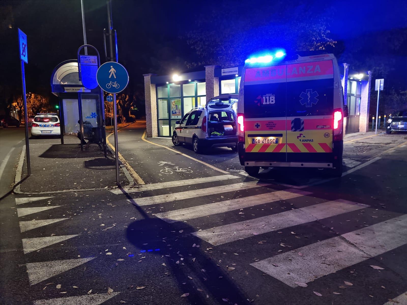 L'intervento dell'ambulanza e di una pattuglia della Polizia Municipale in piazzale Bruni dove era stata portata d'urgenza la ragazzina