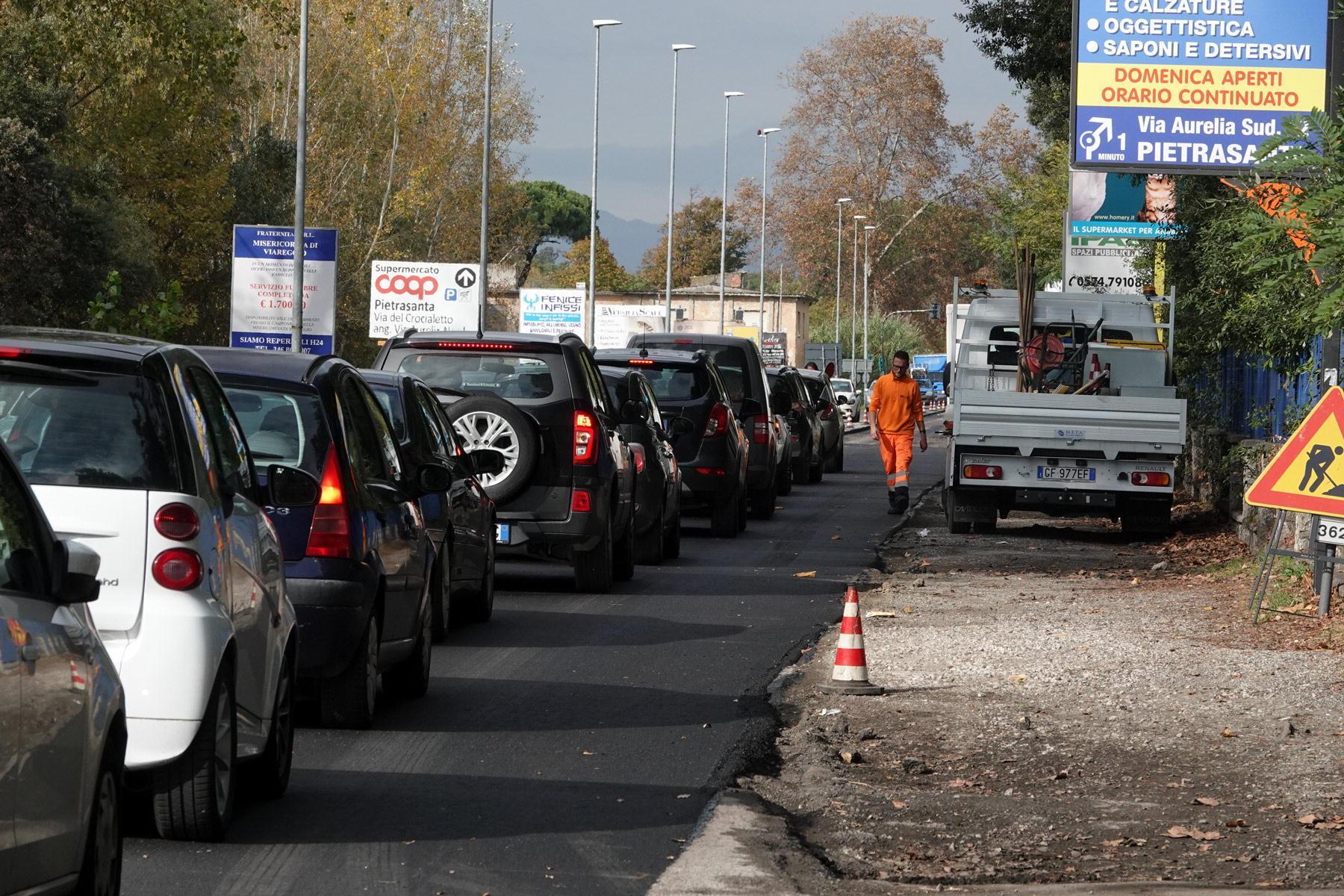 Lunghe file sull’Aurelia per i lavori all’asfalto: proteste e ingorghi all’ospedale Versilia 