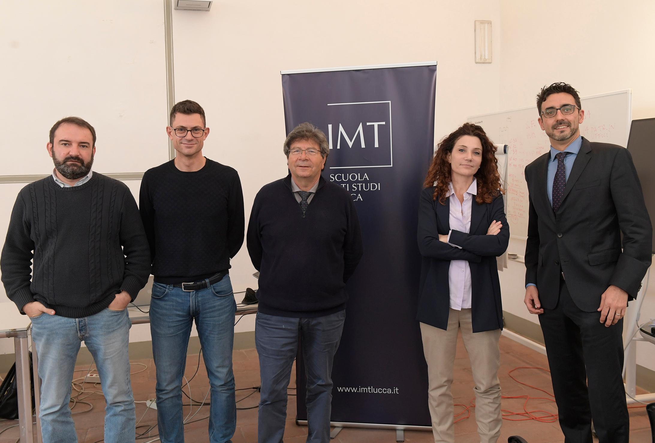 Il direttore Rocco De Nicola (al centro) con la squadra dei delegati