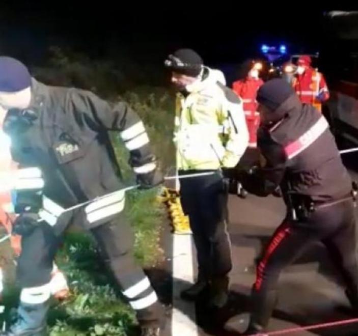 Finisce fuori strada con l’auto lo ritrovano ore dopo i militari 