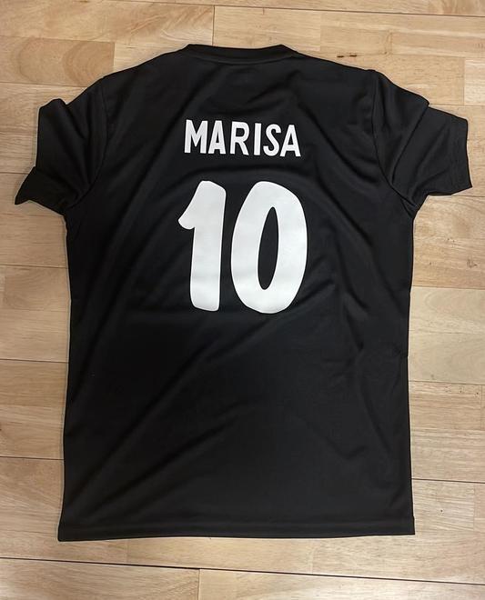 Una maglia nera in campo per ricordare Marisa