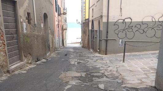 Via all’incarico di progettazione per ripavimentare via del Fossato