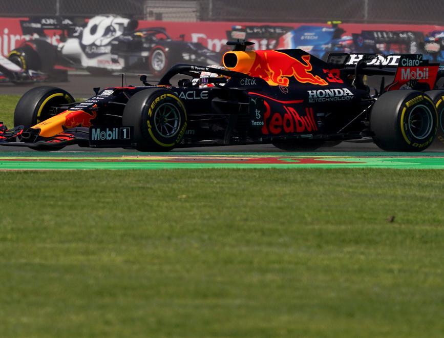 Verstappen vola nel Gran Premio del Messico Perez fa tremare Hamilton fino alla fine 