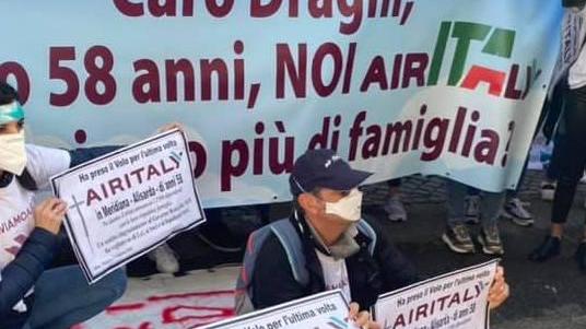 Una protesta dei lavoratori Air Italy contro il Governo