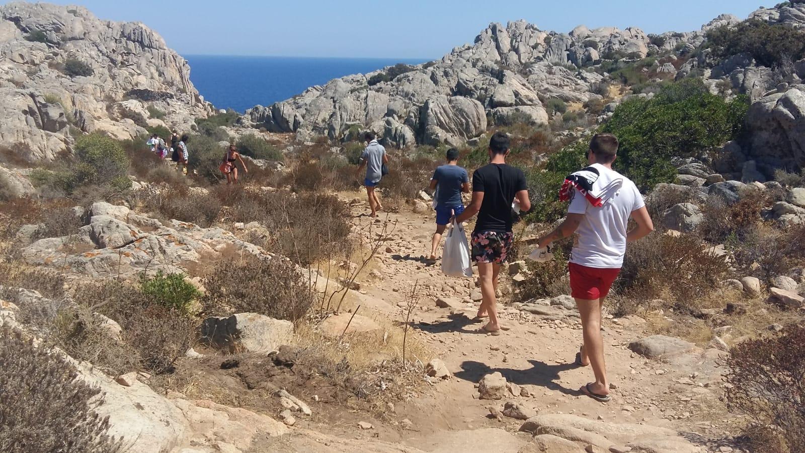 Il sentiero per Cala Coticcio ogni estate viene percorso da centinaia di persone al giorno