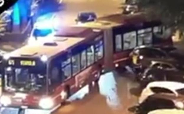 Vignola. Il bus resta incastrato, la polizia locale interviene e lo “libera” 