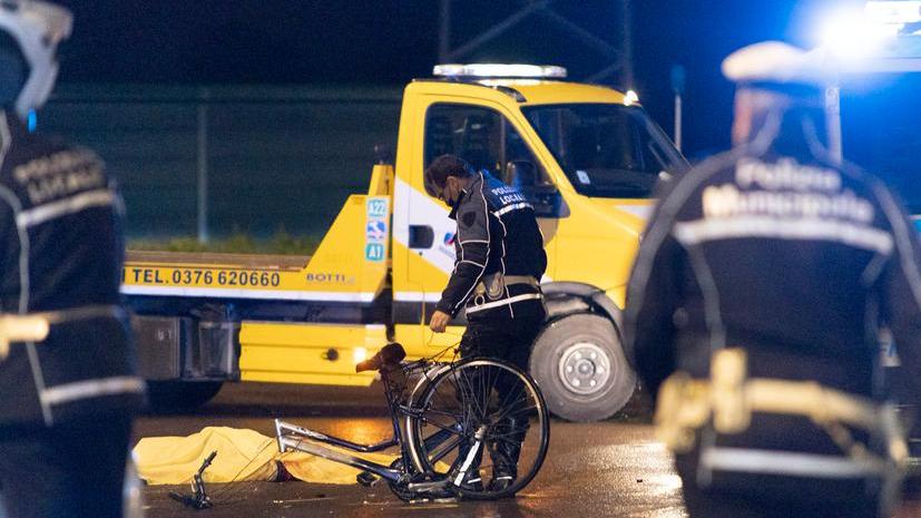 Carpi. Esce dal lavoro e viene ucciso in bicicletta Il 44enne schiacciato da un tir che se ne va