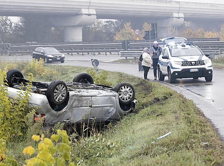 Modena, incidente in tangenziale: olio in strada, auto cappotta 