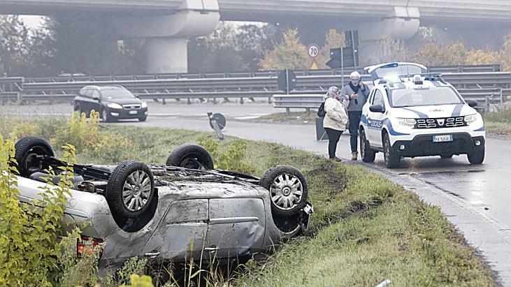 Modena, incidente in tangenziale: olio in strada, auto cappotta