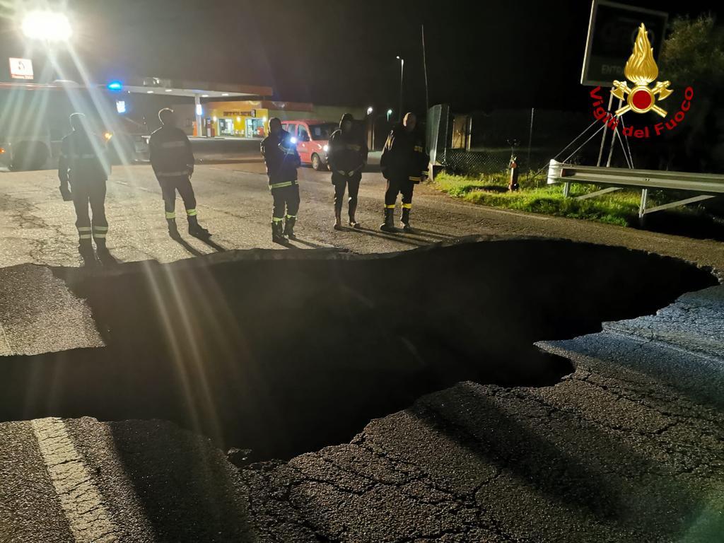 La voragine nella strada si è aperta durante la notte