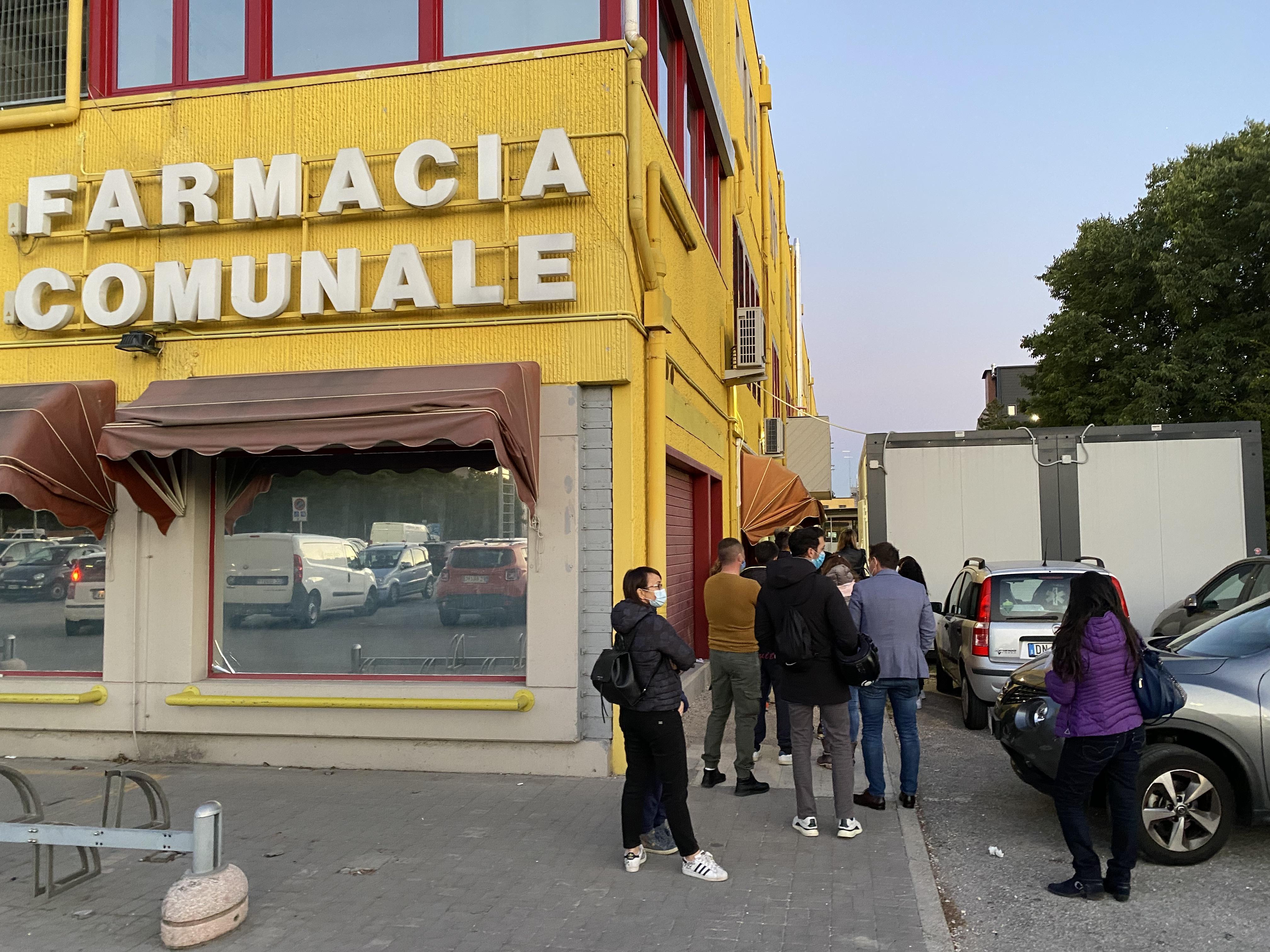 Ferrara, dai tamponi in farmacia spuntano i positivi 