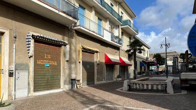 Un tratto di via del Popolo con i negozi chiusi