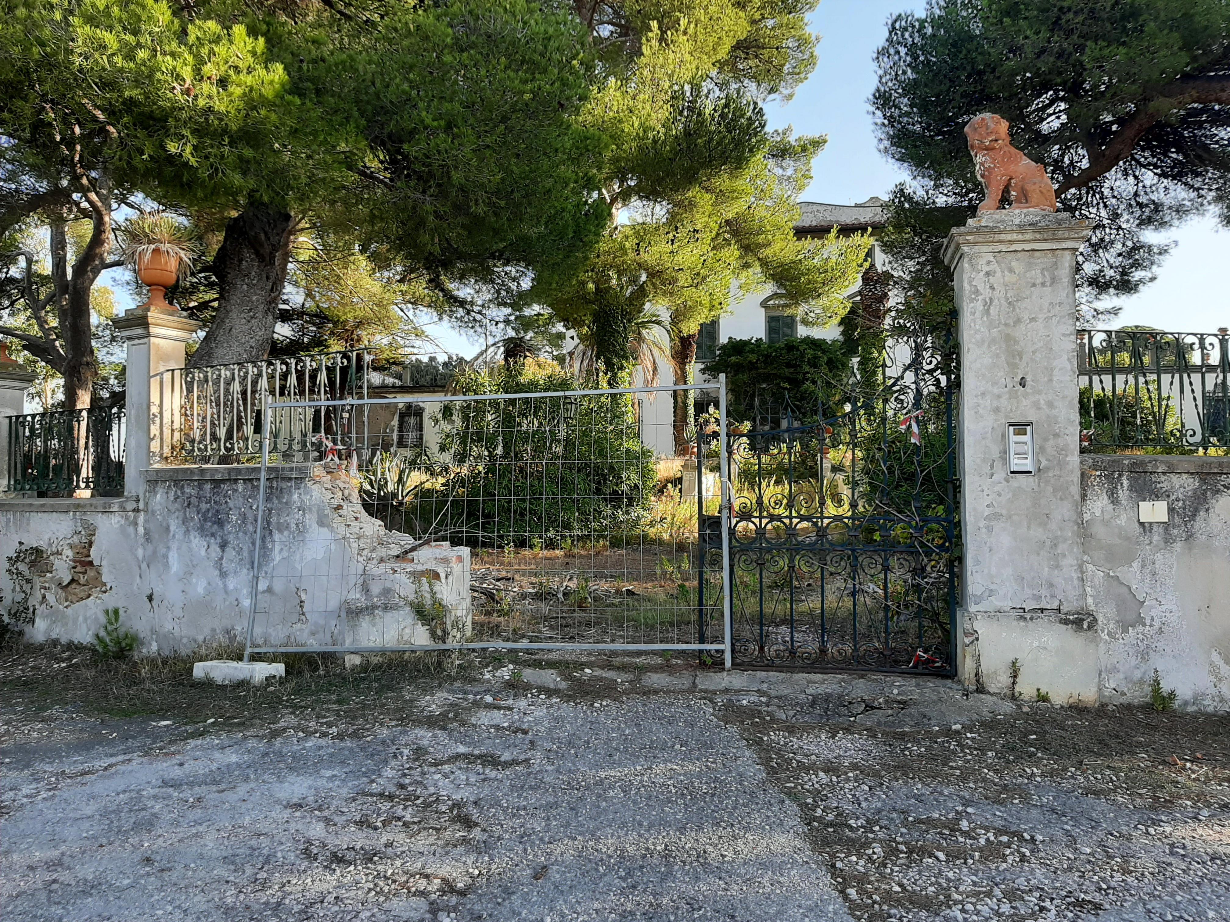 Povera Villa Morazzana, sempre più nel degrado: distrutto anche metà cancello 