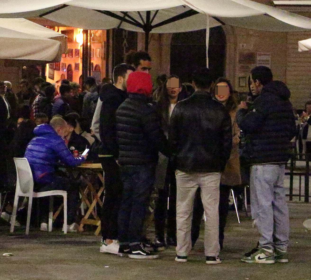 Alcuni giovani in piazza Mercurio