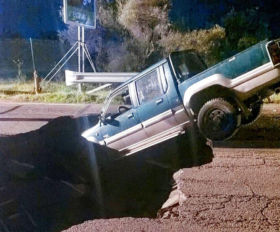 Voragine ad Arzachena: un dipendente del Comune sbaglia manovra e finisce ruote all'aria