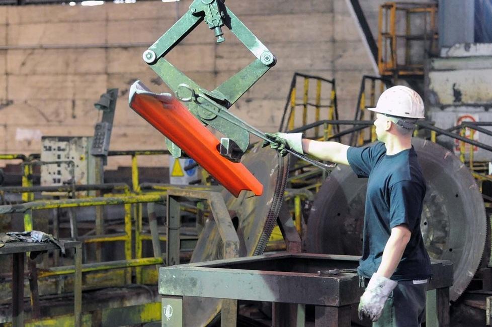 il controllo qualità su una rotaia nel reparto di laminazione