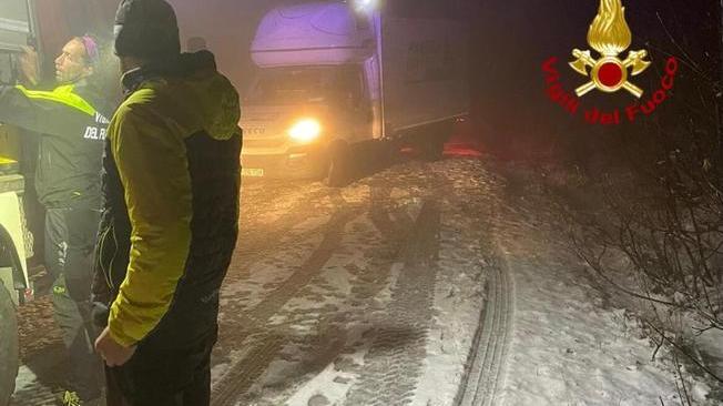 Furgone con medicine nella neve, autista seguiva navigatore