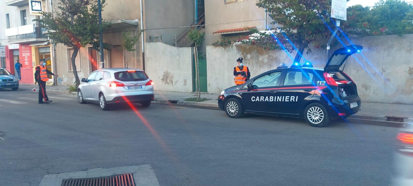 Perde il controllo del furgone e si schianta su un'auto in sosta a Muravera: in ospedale