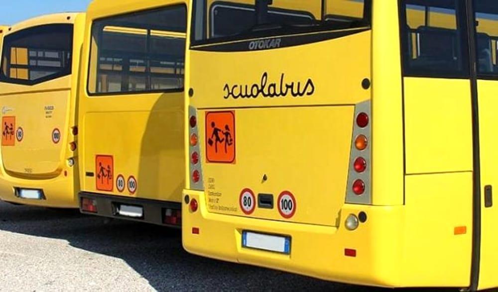Bimba di 5 anni “dimenticata” sullo scuolabus, la mamma: dove sono i controlli?