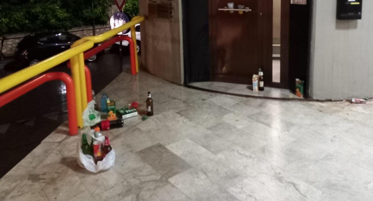 I resti di una serata alcolica nel porticato di Palazzo Cosimini a Grosseto