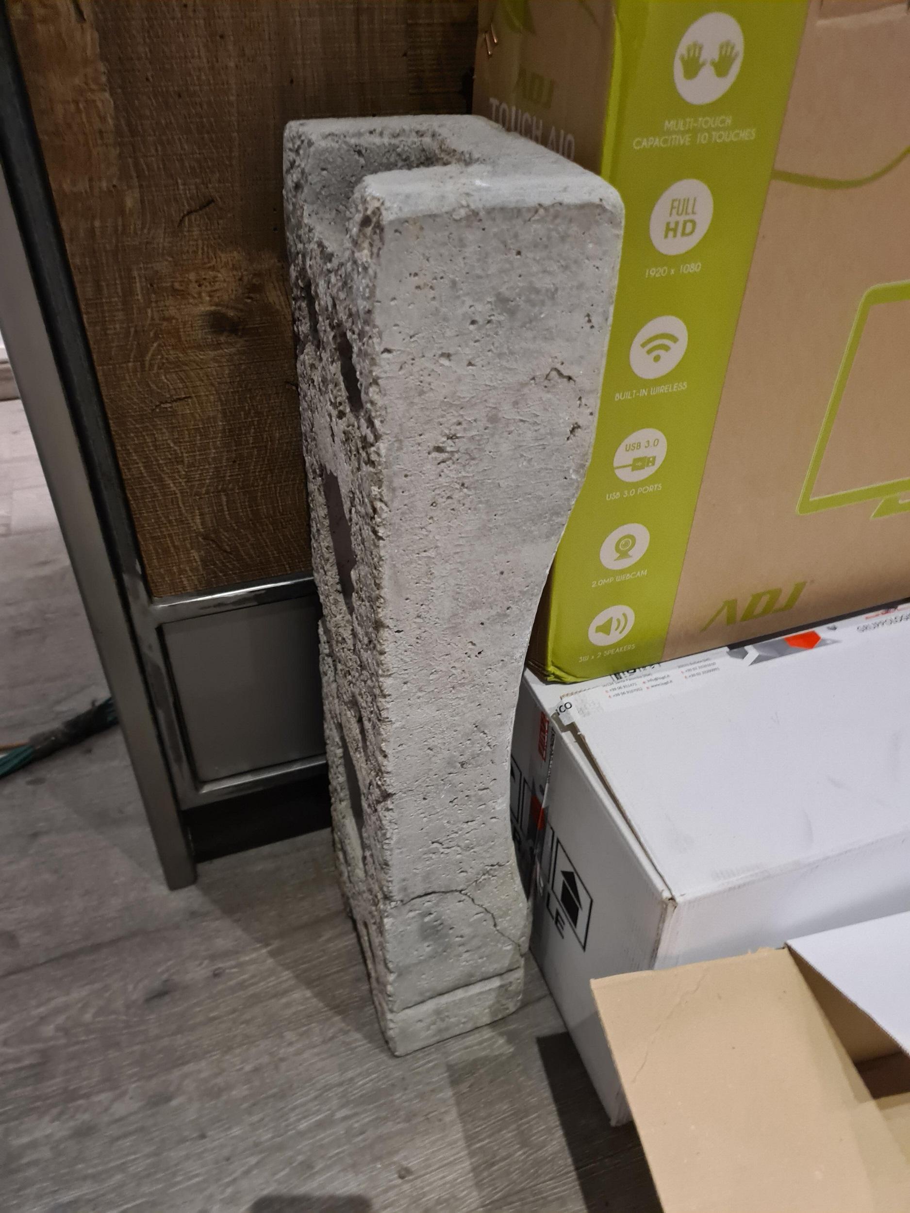Il pezzo di cemento (foto Daniele Stefanini/Silvi)