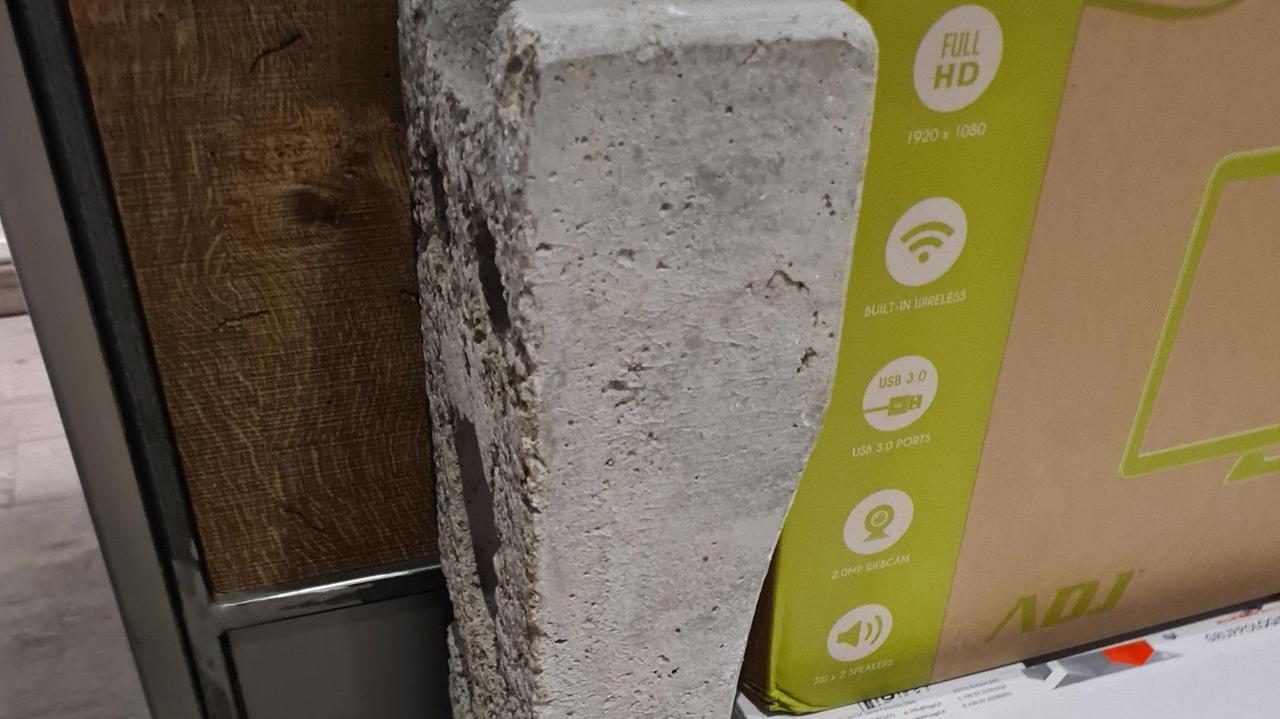 Il pezzo di cemento (foto Daniele Stefanini/Silvi)