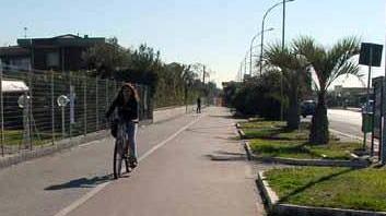 Poche piste ciclabili e troppi rifiuti: Massa è maglia nera nell’ambiente
