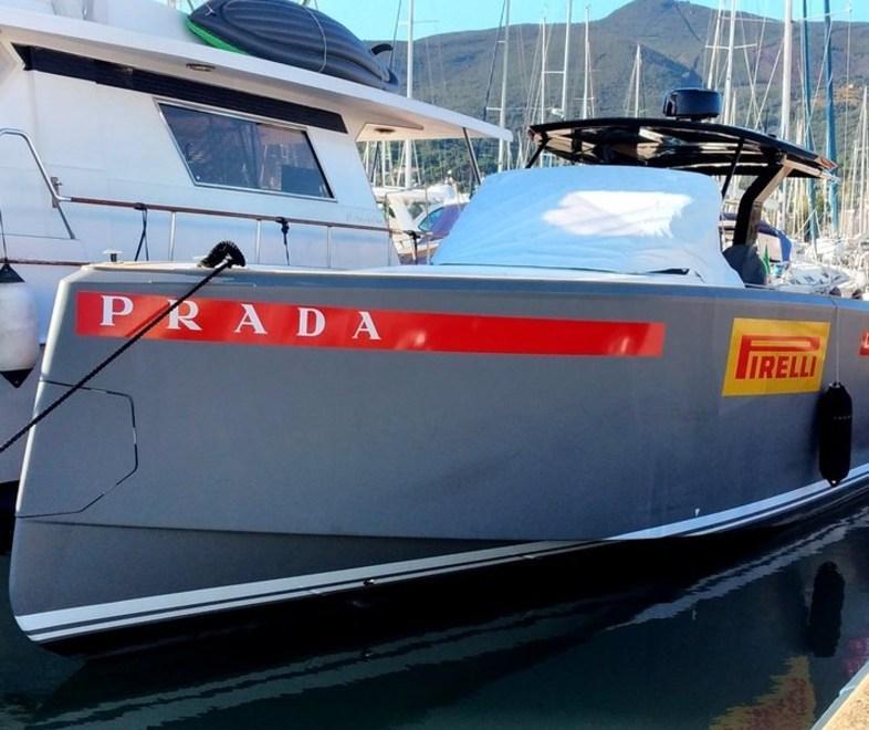 Un motoscafo di Luna Rossa dà spettacolo a Cala Galera 