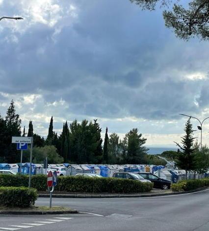 I cassonetti finiscono (per ora) nel parcheggio alle Spianate 