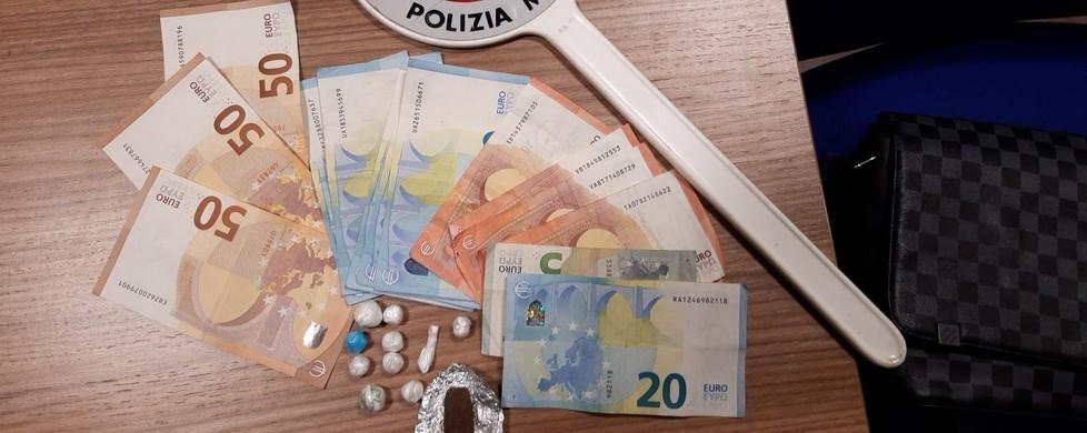 Spacciava in lungarno Pacinotti: giovane straniero in manette