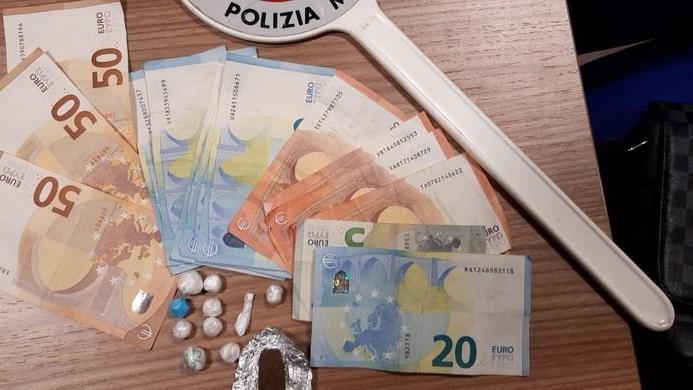 Spacciava in lungarno Pacinotti: giovane straniero in manette