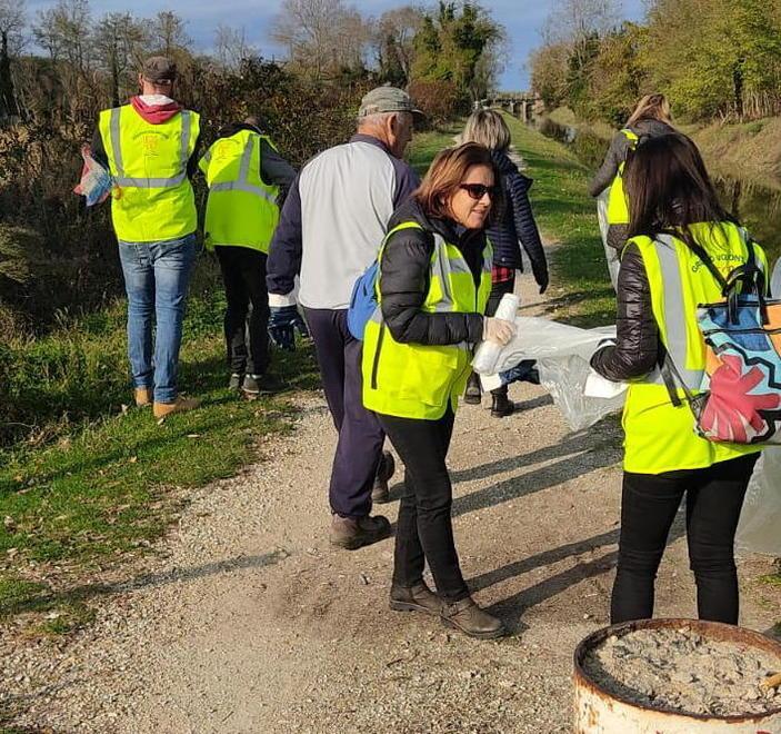 Novanta chili di plastica raccolti alla foce del Serchio
