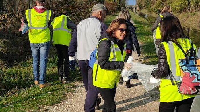 Novanta chili di plastica raccolti alla foce del Serchio