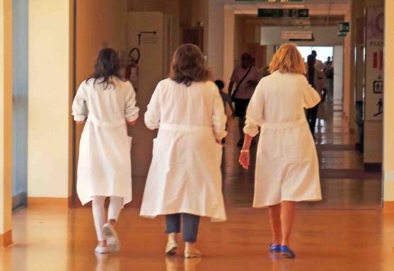 La Cgil: «Dottoresse più brave ma peggio pagate dei colleghi»